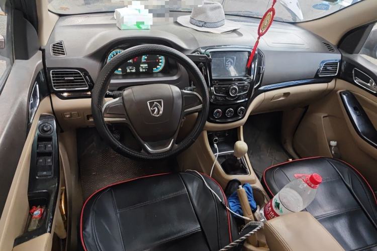 Used Baojun 730 2014 1.5L manual Comfort version 7 seats Center Console