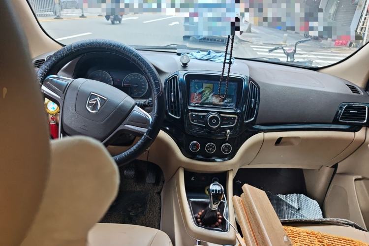 Used Baojun 730 2014 1.5L manual Comfort version 7 seats Center Console