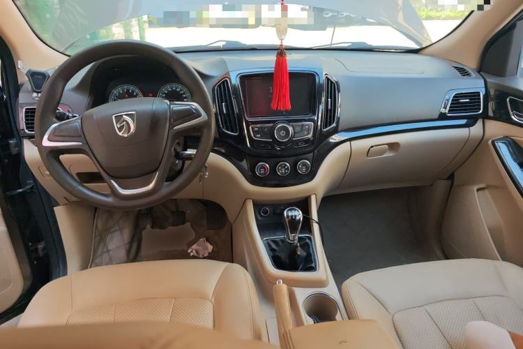 Used Baojun 730 2014 1.5L manual Comfort version 7 seats Center Console
