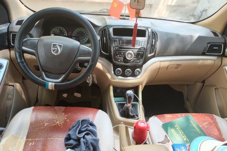 Used Baojun 730 2014 1.5L manual standard trim 7 seats Center Console