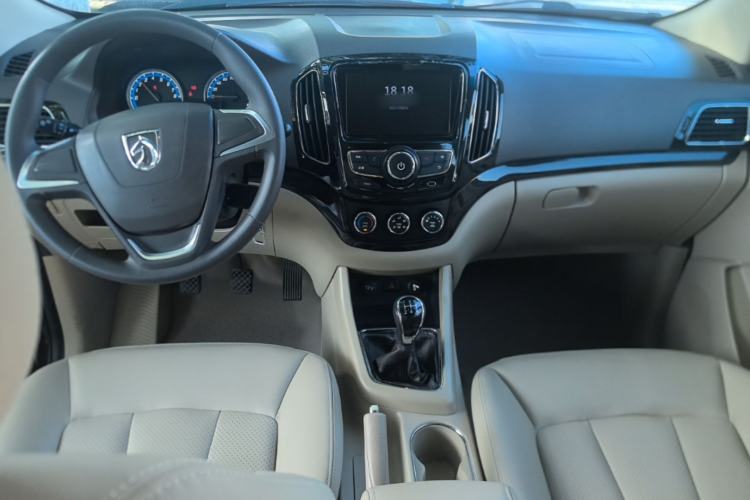 Used Baojun 730 2014 1.5L manual Comfort ESP version 7 seats Center Console