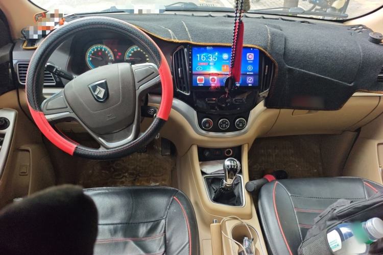 Used Baojun 730 2014 1.5L manual standard trim 7 seats Center Console