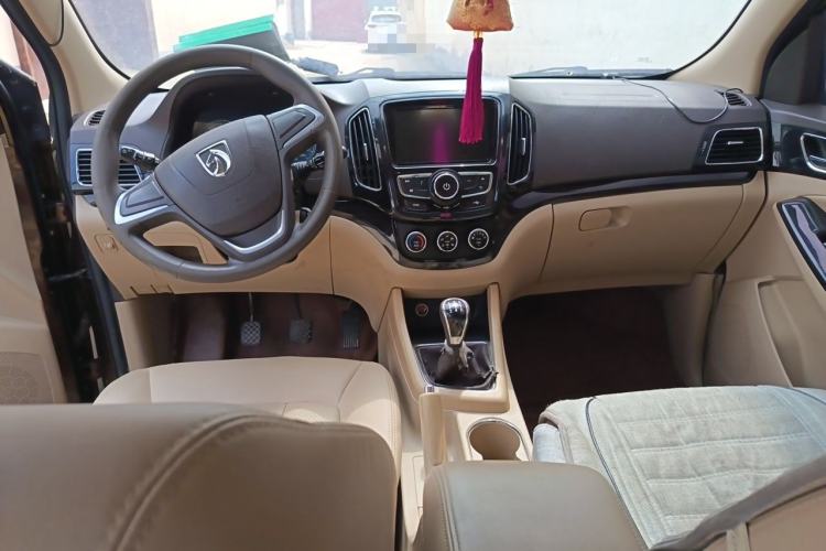 Used Baojun 730 2014 1.5L manual Comfort version 7 seats Center Console