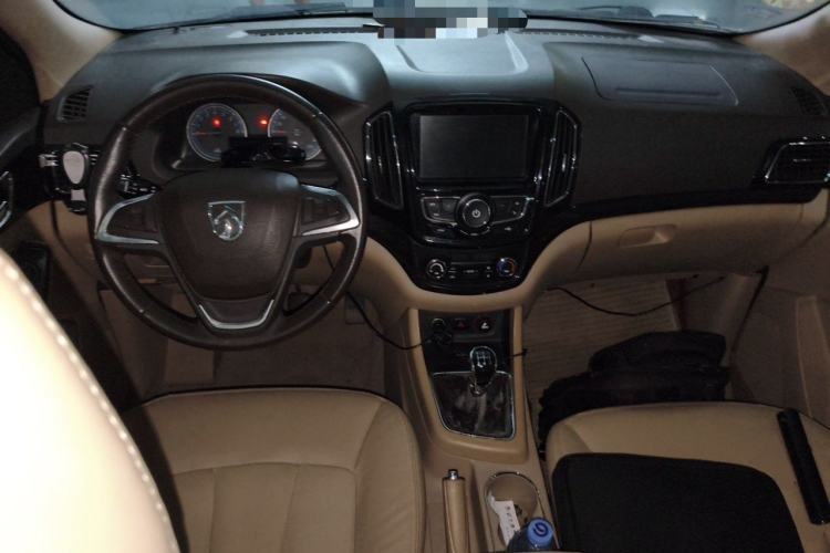 Used Baojun 730 2014 1.5L Manual Luxury Navigation ESP Version 7 Seats Center Console