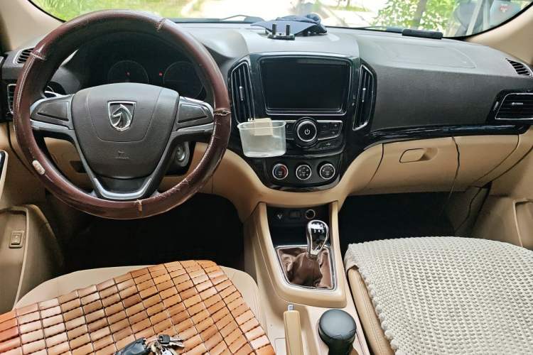 Used Baojun 730 2014 1.5L manual Comfort version 7 seats Center Console