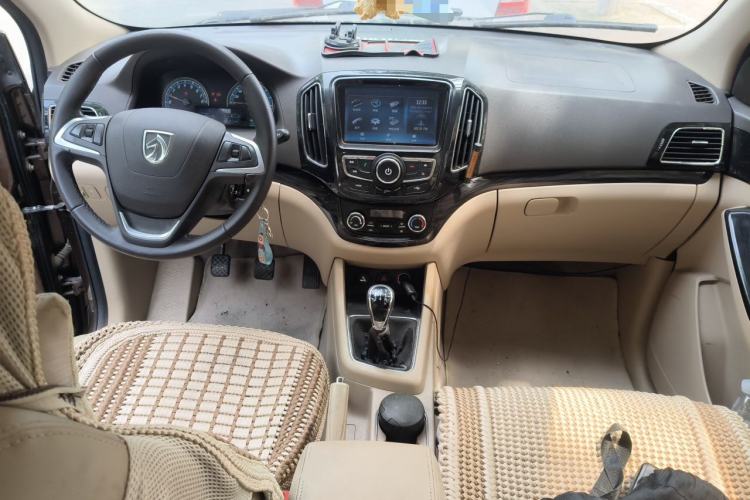 Used Baojun 730 2014 1.5L manual luxury trim 7 seats Center Console