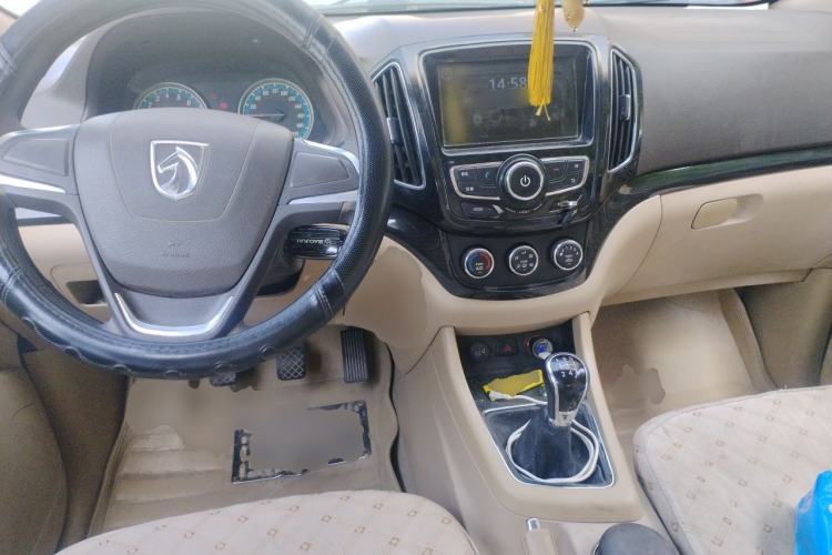 Used Baojun 730 2014 1.5L manual Comfort ESP version 7 seats Center Console