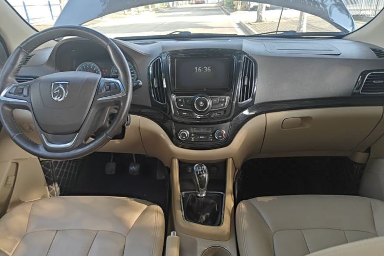 Used Baojun 730 2014 1.5L Manual Luxury Navigation ESP Version 7 Seats Center Console