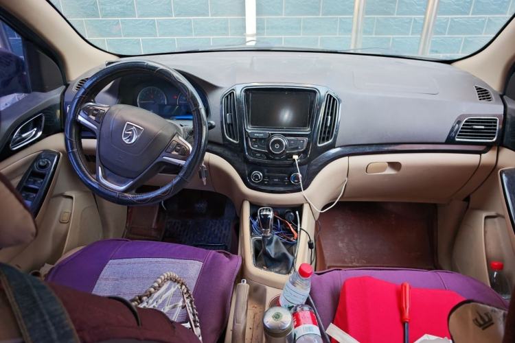 Used Baojun 730 2014 1.5L manual luxury trim 7 seats Center Console