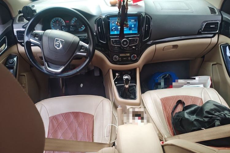Used Baojun 730 2014 1.5L Manual Luxury Navigation ESP Version 7 Seats Center Console