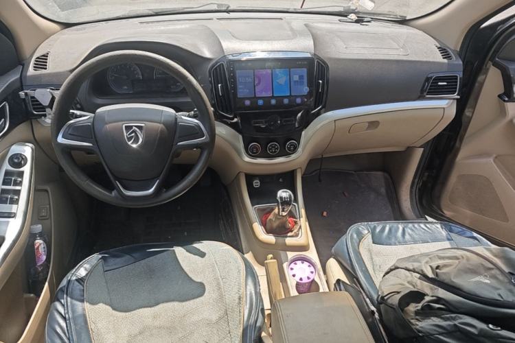 Used Baojun 730 2014 1.5L manual standard trim 7 seats Center Console