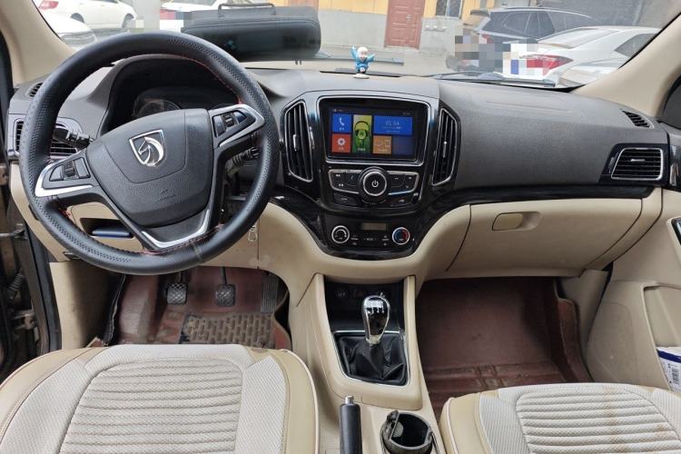 Used Baojun 730 2014 1.5L manual luxury trim 7 seats Center Console
