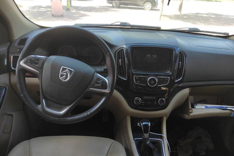 Used Baojun 730 2014 1.5L manual luxury trim 7 seats Center Console