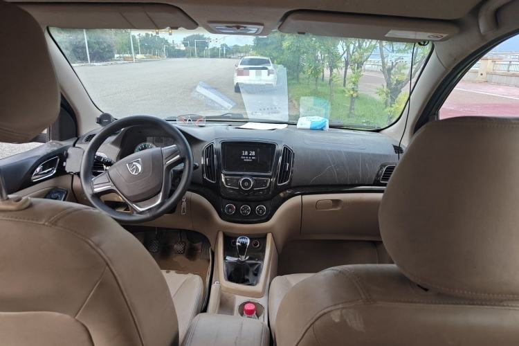 Used Baojun 730 2014 1.5L manual Comfort version 7 seats Center Console