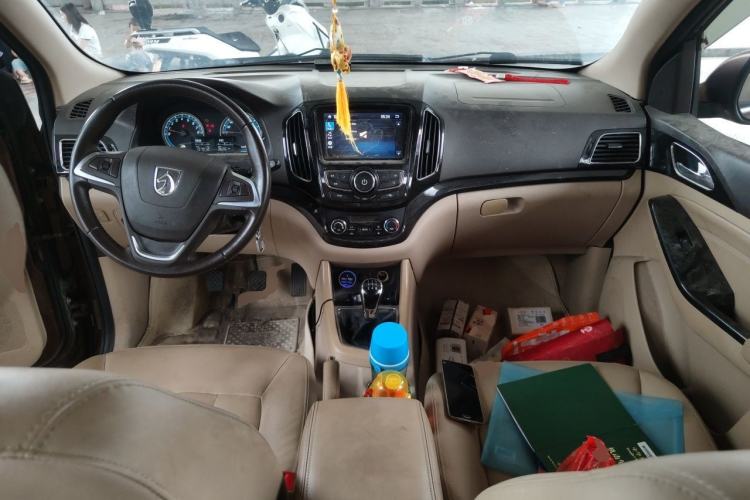 Used Baojun 730 2014 1.5L Manual Luxury Navigation ESP Version 7 Seats Center Console