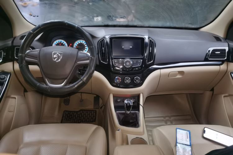 Used Baojun 730 2014 1.5L manual Comfort version 7 seats Center Console