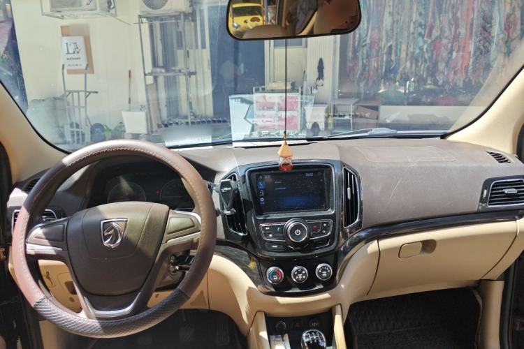 Used Baojun 730 2014 1.5L manual Comfort version 7 seats Center Console