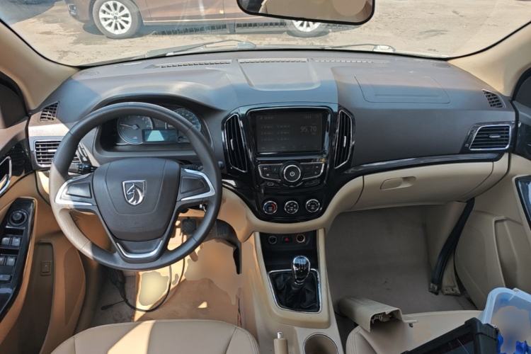 Used Baojun 730 2014 1.5L manual Comfort ESP version 7 seats Center Console