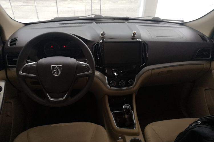 Used Baojun 730 2014 1.5L manual standard trim 7 seats Center Console