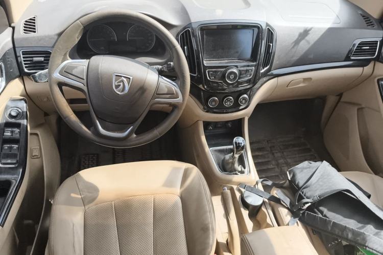 Used Baojun 730 2014 1.5L manual Comfort ESP version 7 seats Center Console