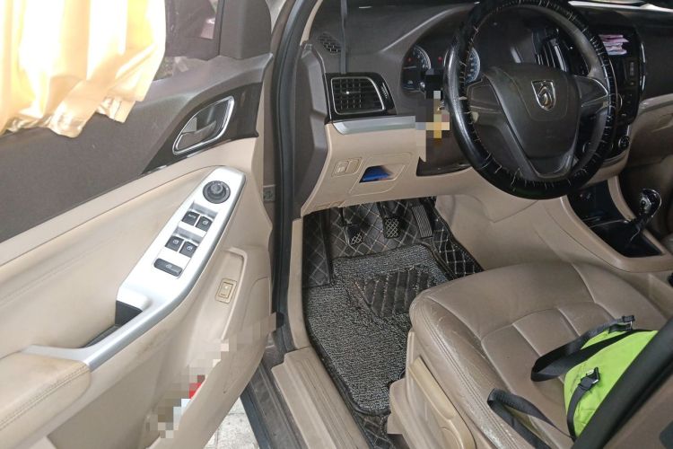 Used Baojun 730 2014 1.5L manual standard trim 7 seats Driver Seat