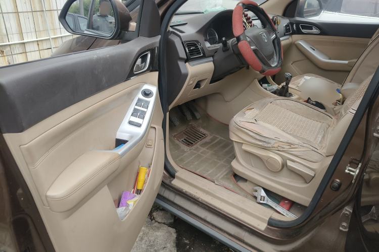 Used Baojun 730 2014 1.5L manual standard trim 7 seats Driver Seat