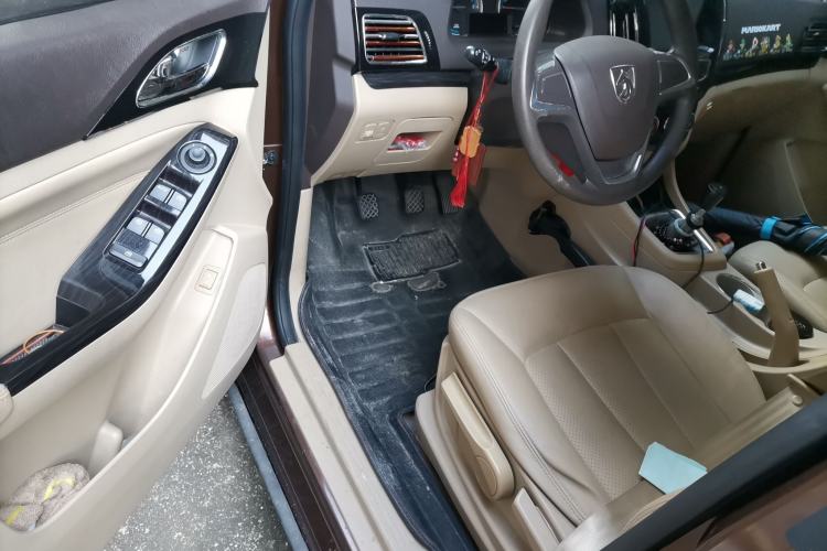 Used Baojun 730 2014 1.5L manual Comfort version 7 seats Driver Seat