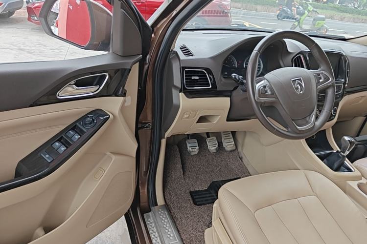 Used Baojun 730 2014 1.5L manual luxury trim 7 seats Driver Seat