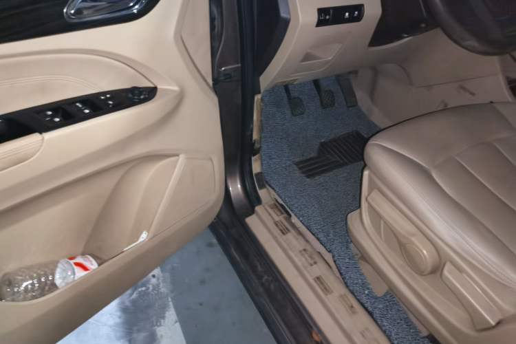 Used Baojun 730 2014 1.5L manual Comfort version 7 seats Driver Seat