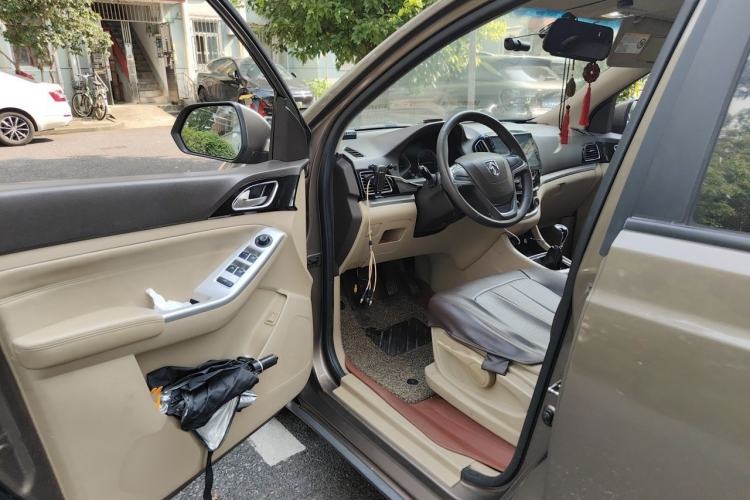 Used Baojun 730 2014 1.5L manual standard trim 7 seats Driver Seat