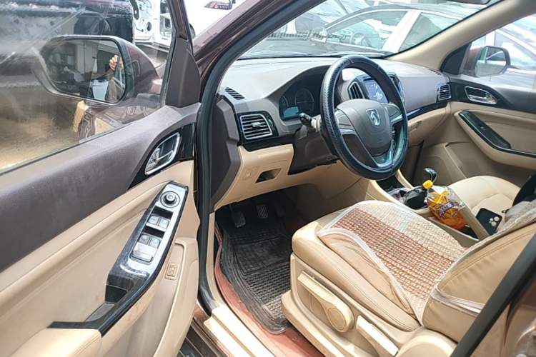 Used Baojun 730 2014 1.5L manual Comfort version 7 seats Driver Seat