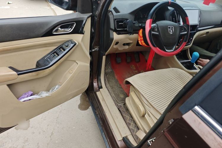 Used Baojun 730 2014 1.5L manual luxury trim 7 seats Driver Seat