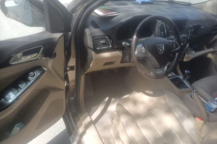 Used Baojun 730 2014 1.5L manual luxury trim 7 seats Driver Seat