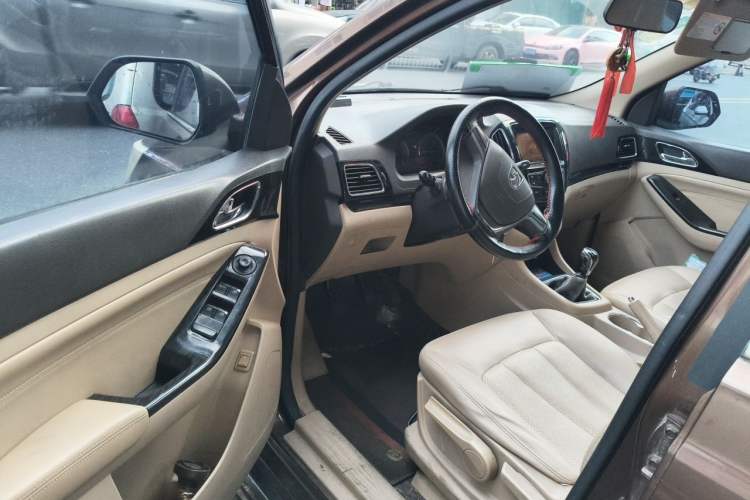 Used Baojun 730 2014 1.5L manual Comfort ESP version 7 seats Driver Seat