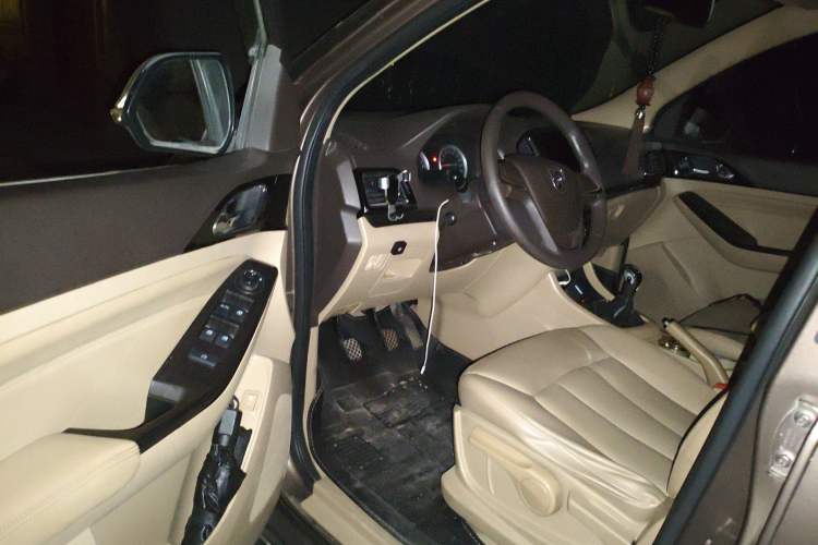 Used Baojun 730 2014 1.5L manual Comfort version 7 seats Driver Seat