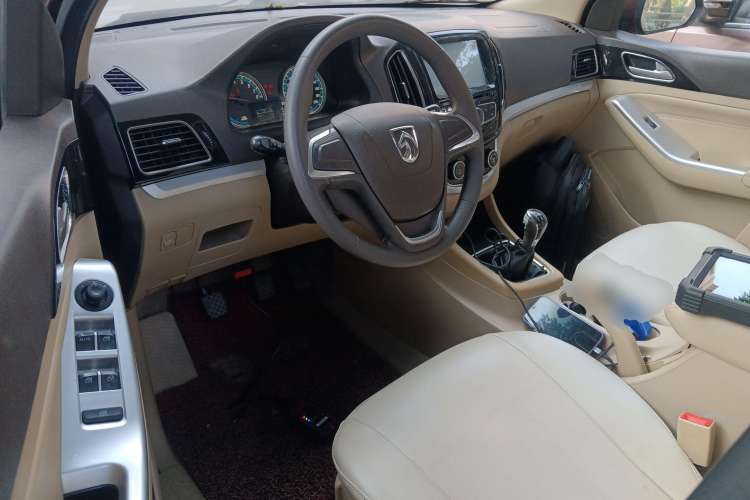 Used Baojun 730 2014 1.5L manual standard trim 7 seats Driver Seat