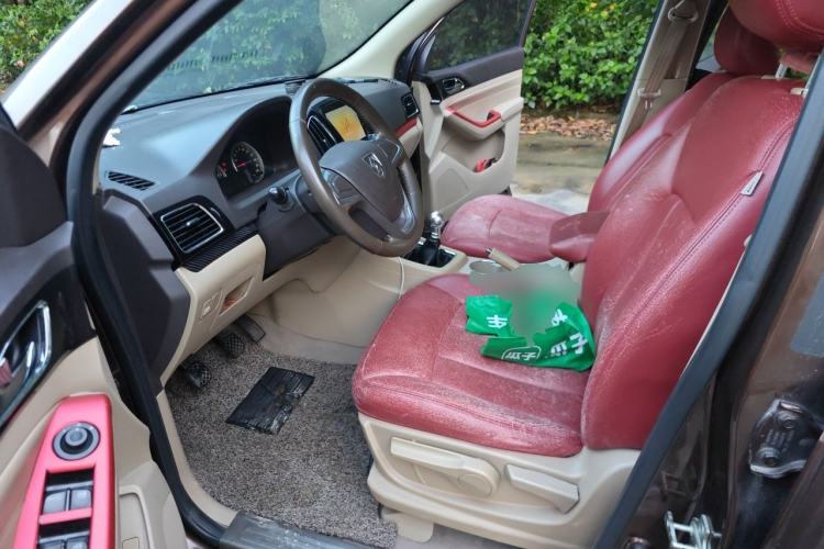 Used Baojun 730 2014 1.5L manual Comfort version 7 seats Driver Seat