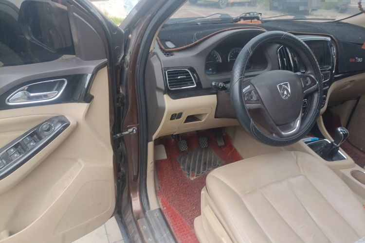 Used Baojun 730 2014 1.5L manual luxury trim 7 seats Driver Seat