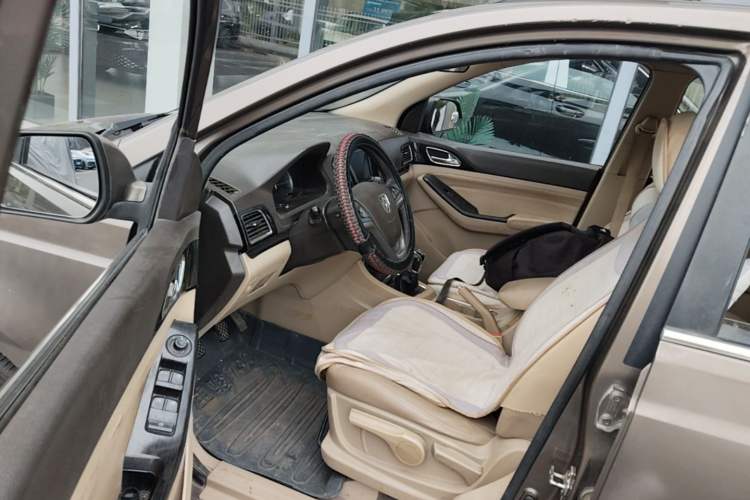 Used Baojun 730 2014 1.5L manual luxury trim 7 seats Driver Seat