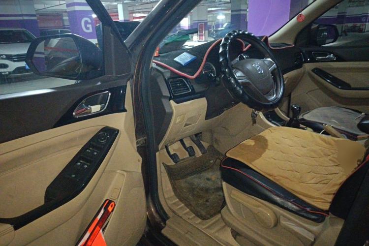 Used Baojun 730 2014 1.5L manual Comfort version 7 seats Driver Seat