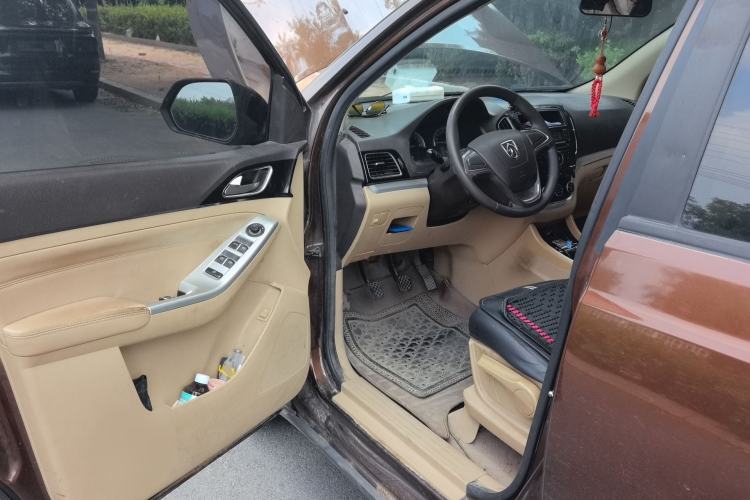 Used Baojun 730 2014 1.5L manual standard trim 7 seats Driver Seat