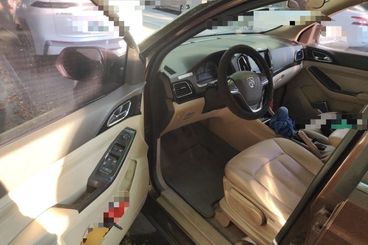 Used Baojun 730 2014 1.5L manual Comfort version 7 seats Driver Seat