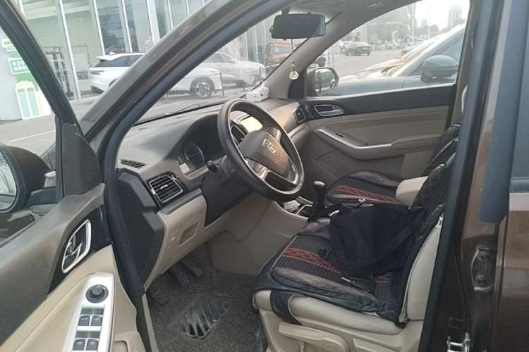 Used Baojun 730 2014 1.5L manual standard version 5 seats Driver Seat