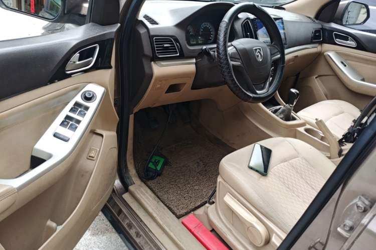 Used Baojun 730 2014 1.5L manual standard trim 7 seats Driver Seat