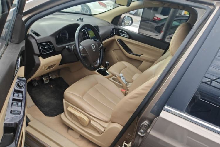 Used Baojun 730 2014 1.5L manual Comfort version 7 seats Driver Seat