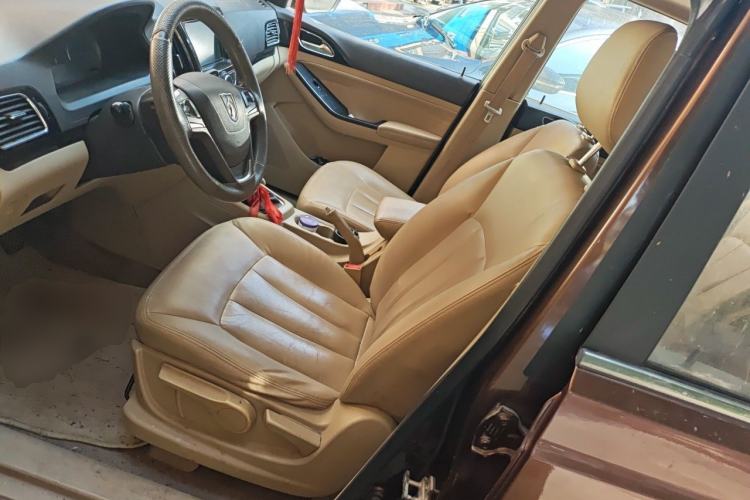 Used Baojun 730 2014 1.5L manual luxury trim 7 seats Driver Seat