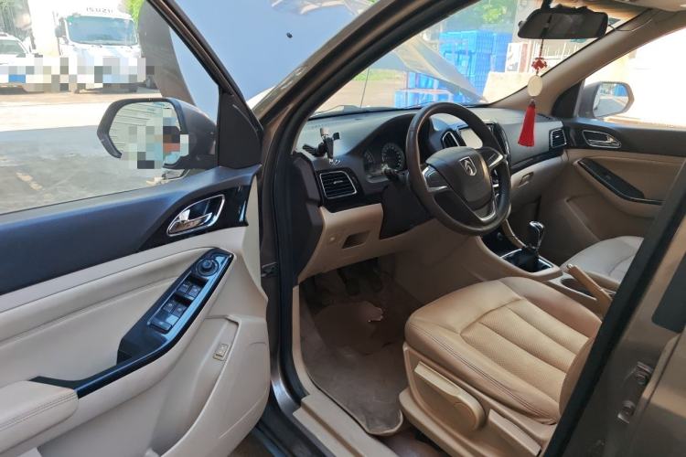 Used Baojun 730 2014 1.5L manual Comfort version 7 seats Driver Seat