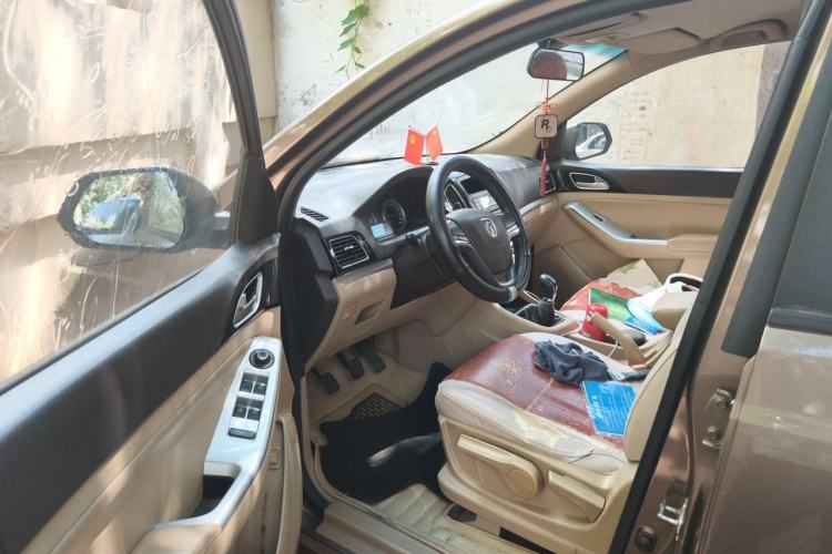 Used Baojun 730 2014 1.5L manual standard trim 7 seats Driver Seat