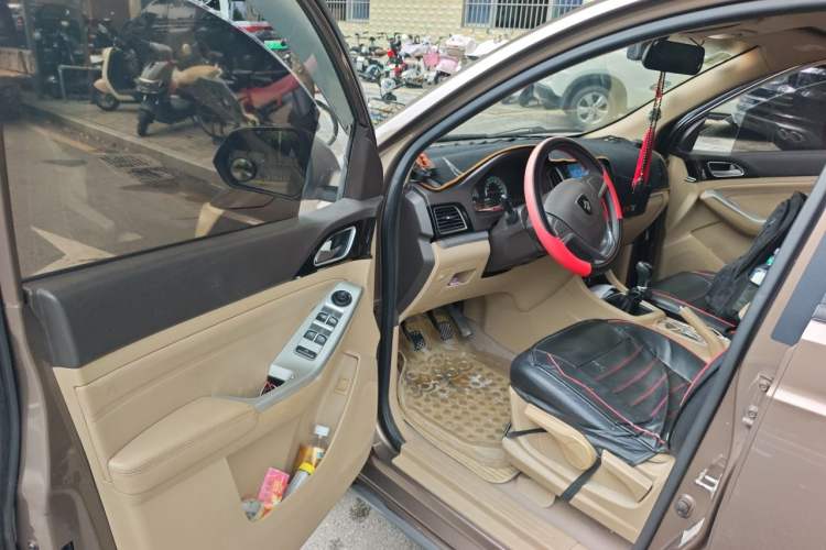 Used Baojun 730 2014 1.5L manual standard trim 7 seats Driver Seat