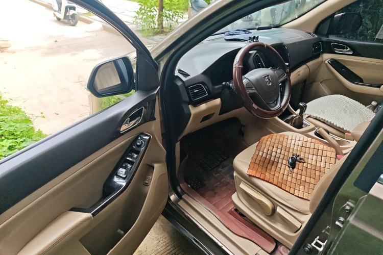 Used Baojun 730 2014 1.5L manual Comfort version 7 seats Driver Seat